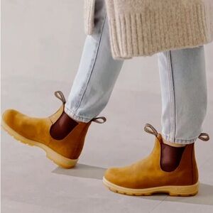 Blundstone Brown Boots with Elastic Side Panels and Classic Chelsea Style